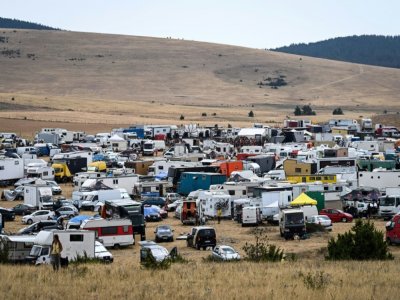 Des milliers de personnes venues en caravanes et camping-cars pour participer à une rave-party sauvage dans le parc national des Cévennes, le 10 août 2020 en Lozère - Pascal GUYOT [AFP]