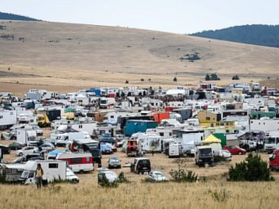 Des milliers de personnes venues en caravanes et camping-cars pour participer à une rave-party sauvage dans le parc national des Cévennes, le 10 août 2020 en Lozère - Pascal GUYOT [AFP]