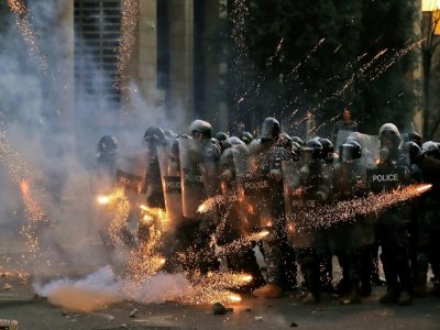Des feux d'artifice lancés par les manifestants au pied des forces de l'ordre, à Beyrouth le 10 août 2020 - JOSEPH EID [AFP]
