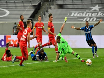L'attaquant belge de l'Inter Milan, Romelu Lukaku (c), marque en pivot du gauche lors du quart de finale de la Ligue Europa face au au Bayer Leverkusen, à Düsseldorf, le 10 août 2020 - Martin Meissner [POOL/AFP]