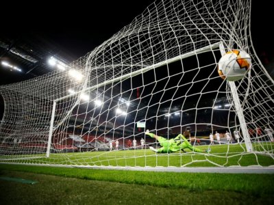Le milieu portugais de Manchester United, Bruno Fernandes (g), marque sur penalty lors du quart de finale de la Ligue Europa face à Copenhague, à Cologne, le 10 août 2020 - WOLFGANG RATTAY [POOL/AFP]