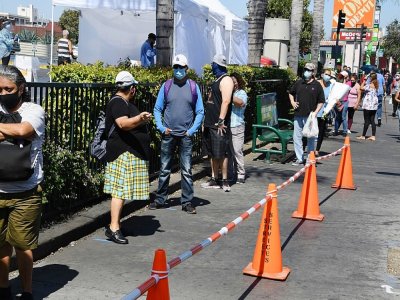 Des personnes font la queue pour un test du coronavirus à Los Angeles, Californie, le 10 août 2020 - Robyn Beck [AFP]