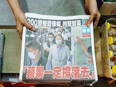 La Une du tabloïd Apple Daily du 11 août 2020, avec son propriétaire Jimmi Lai lors de son arrestation la veille, à Hong Kong - Yan ZHAO [AFP]