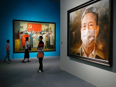 Le portrait de l'expert médical Zhong Nanshan peint par l'artiste Feng Zhaoxie, fait partie de  l'exposition "l'Union fait la force" dédiée au combat des contre le Covid-19, présentée au musée national de Chine à Pékin, le 5 août 2020 - STR [AFP]