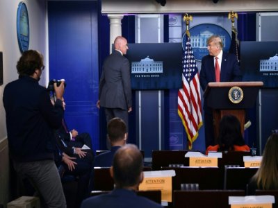 Le président américain quitte la salle de presse de la Maison Blanche après avoir été informé par un agent chargé de sa sécurité, à gauche, qu'il devait partir après un ou des tirs à l'extérieur, le 10 août 2020 - Brendan Smialowski [AFP]