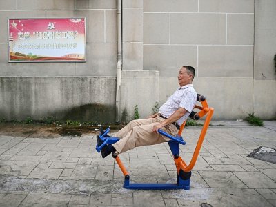Un homme s'exerce dans une rue de Wuhan (Chine) le 3 août 2020 - Hector RETAMAL [AFP]