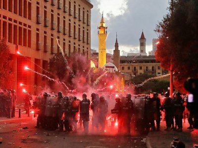 Des feux d'artifice lancés par les manifestants vers les forces de l'ordre, à Beyrouth le 10 août 2020 - JOSEPH EID [AFP]
