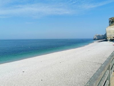 La plage d'Étretat a été fermée entre le casino et la falaise d'Amont pour laisser libre un périmètre de sécurité, ce mardi 11 août. - Le Courrier Cauchois