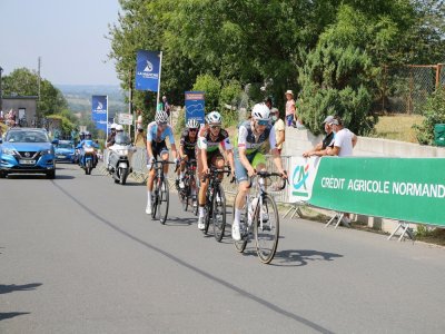 Le Manchois Paul Lapeira (Chambéry) ici en seconde position a animé une grande partie de la course avec cinq compagnons d'échappée. Avant de se faire reprendre à 27 km de l'arrivée.