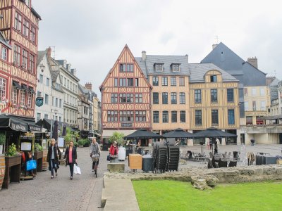 Sur la place du Vieux-Marché, à Rouen, les commerçants ont été privés de courant ce mardi 11 août après une fuite d'eau.