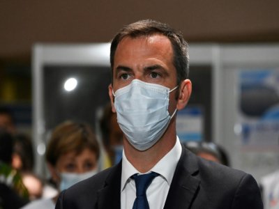 Le ministre de la Santé Olivier Véran lors d'une visite du Premier ministre Jean Castex au CHU de Montpellier, le 11 août 2020 - Pascal GUYOT [AFP]