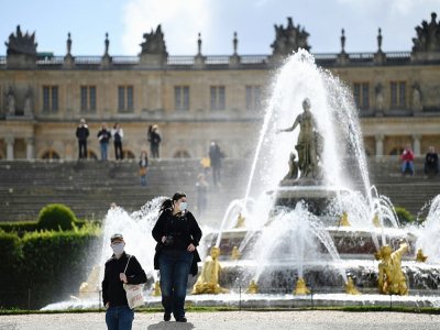 Des visiteurs dans le parc du château de Versailles le jour de sa réouverture le 6 juin 2020 - Anne-Christine POUJOULAT [AFP/Archives]