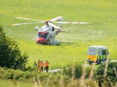 Un hélicoptère des services de secours stationné près du site d'un déraillement de train, le 12 août 2020 à Stonehaven, dans le nord-est de l'Ecosse - Michal Wachucik [AFP]