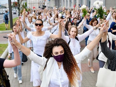 Des femmes habillées en blanc rassemblées à Minsk contre la violente répression des manifestations par la police, le 12 août 2020 au Belarus - Sergei GAPON [AFP]
