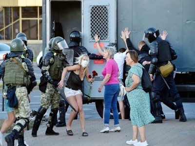 Des policiers anti-émeutes arrêtent des manifestants, le 11 août 2020 à Minsk, au Belarus - Sergei GAPON [AFP]