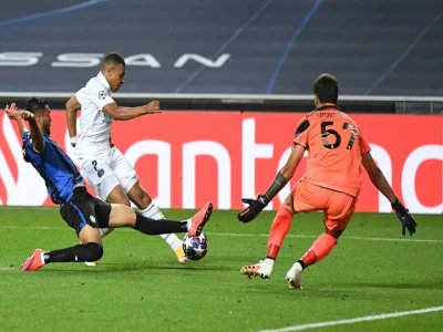 Kylian Mbappé en action devant le gardien de l'Atalanta au stade de La Luz à Lisbonne, le 12 août 2020 - David Ramos [POOL/AFP]