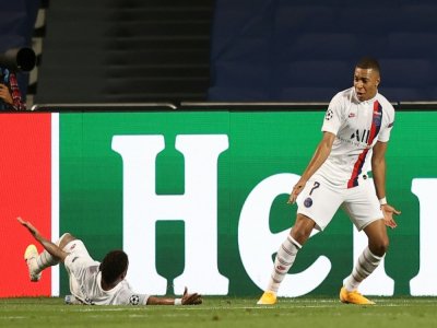 La joie de Kylian Mbappé et Neymar après le but de la qualification du PSG contre l'Atalanta Bergame à Lisbonne, le 12 août 2020 - RAFAEL MARCHANTE [POOL/AFP]
