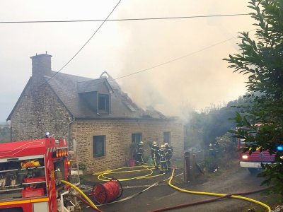 Au plus fort de l'intervention, mercredi 12 août, 28 sapeurs-pompiers ont été engagés sur place, provenant des centres de secours de Saint-Hilaire-du-Harcouët, Isigny-le-Buat, Avranches, Saint-James et Juvigny-le-Tertre. - SDIS 50