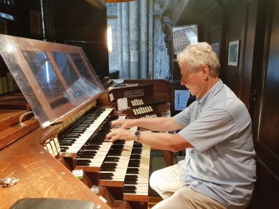 Lionel Coulon a pu reprendre son travail sur le grand orgue de tribune de la cathédrale de Rouen après 9 mois d'arrêt pour cause de vétusté des systèmes électriques.