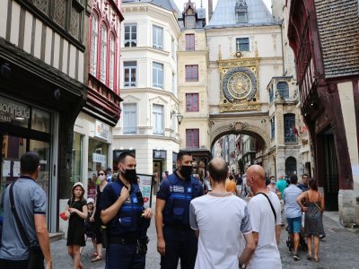 Durant les premiers jours, la police municipale informe les habitants puis pourra dresser des contraventions de 135€ si le port du masque n'est pas respecté.