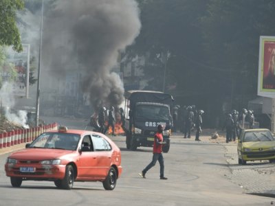 La police ivoirienne anti-émeutes intervient pour disperser des manifestants dans un quartier d'Abidjan, le 13 août 2020 - Issouf SANOGO [AFP]
