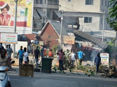 Des manifestants dressent des barricades à Abidjan, pour dénoncer la candidature d'Alassane Ouattara à un troisième mandat, le 13 août 2020. - Issouf SANOGO [AFP]