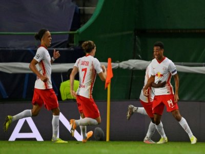 Les joueurs de Leipzig se précipitent vers Tyler Adams (N.14), auteur du but de la qualification contre l'Atletico Madrid, le 13 août 2020 à Lisbonne - LLUIS GENE [POOL/AFP]
