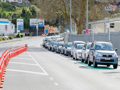 Des personnes font la queue en voiture pour se faire tester dans un stade d'Auckland (Nouvelle-Zélande) le 14 août 2020 - DAVID ROWLAND [AFP]