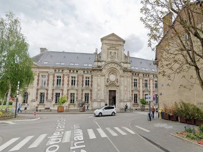 Le tribunal d'Évreux a condamné un ex-directeur d'école de Val-de-Reuil pour agression sexuelle sur mineurs. - Google Street View