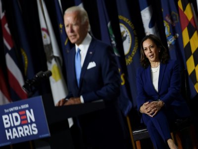 Kamala Harris écoute Joe Biden, candidat démocrate à la présidentielle américaine dont elle est la colistière, le 12 août 2020 à Wilmington, dans le Delaware - Olivier DOULIERY [AFP]