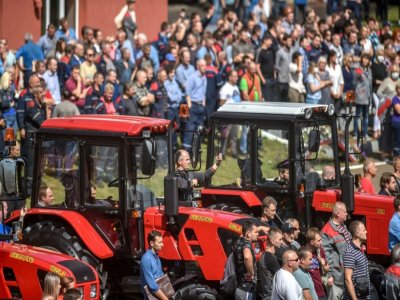 Des salariés de l'usine MTZ (tracteurs) rassemblés dans la cour de leur usine pour dénoncer pour dénoncer la violente répression de la contestation post-électorale, le 14 août 2020 à Minsk, au Belarus - Sergei GAPON [AFP]