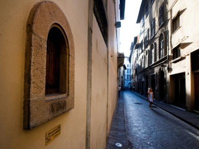Une "fenêtre à vin" dans une rue de Florence, le 12 août 2020 en Italie - Tiziana FABI [AFP]