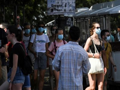 Des piétons portent des masques, le 11 août 2020 à Paris - ALAIN JOCARD [AFP]