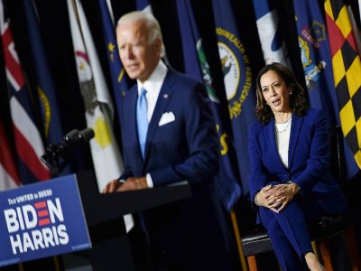 Kamala Harris écoute Joe Biden, candidat démocrate à la présidentielle américaine dont elle est la colistière, durant leur première conférence de presse commune à Wilmington (Delaware) le 12 août 2020 - Olivier DOULIERY [AFP]