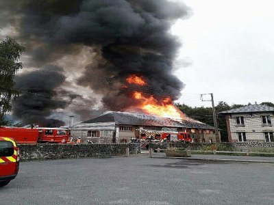 Les flammes ont détruit l'entrepôt, vendredi 14 août à Flers.