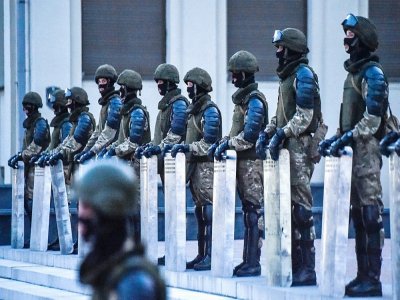 Des policiers en position devant les bâtiments du gouvernement lors d'une manifestation d'opposition au président Loukachenko, le 15 août 2020 à Minsk, au Bélarus - Sergei GAPON [AFP]