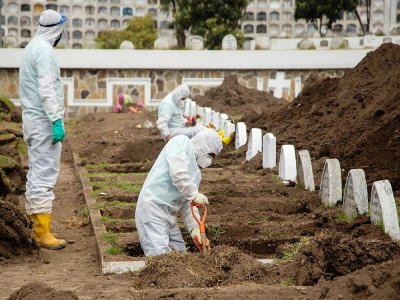 Des fossoyeurs creusent des tombes pour des personnes décédées du coronavirus, le 21 juillet 2020 à Quito, en Equateur - Cristina Vega RHOR [AFP/Archives]