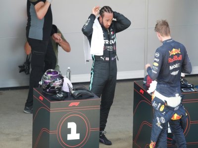 Le Britannique Lewis Hamilton (Mercedes) parle avec le Néerlandais Max Verstappen (Red Bull, d) après les qualifications du GP d'Espagne, le 15 août 2020 à Montmelo, près de Barcelone - Alejandro Garcia [POOL/AFP]
