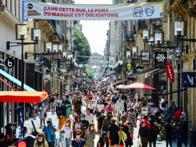 Une artère marchande de Bordeaux où le port du masque est obligatoire, le 15 août 2020 - MEHDI FEDOUACH [AFP]