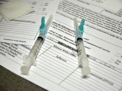 Des seringues de vaccin contre la grippe dans une clinique de Washington en janvier 2013 - Eva HAMBACH [AFP/Archives]
