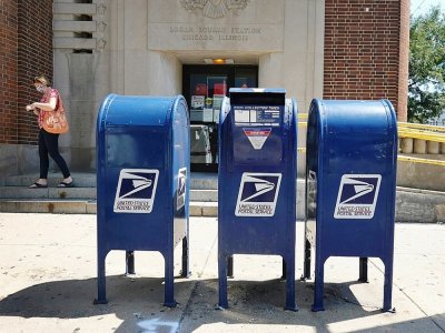 Des boîtes aux lettres devant un bureau de Poste, le 13 août 2020 à Chicago, dans l'Illinois - SCOTT OLSON [Getty/AFP/Archives]