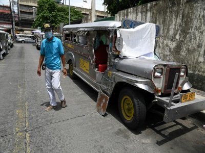 Une "jeepney" transformée en habitation dans une rue de Manille, le 12 août 2020  aux Philippines - Ted ALJIBE [AFP]
