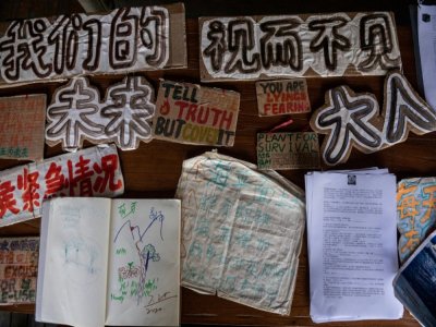Textes et pancartes rédigés par la jeune militante écologique chinoise Howey Ou, à Guilin (Chine) le 7 août 2020 - NICOLAS ASFOURI [AFP]