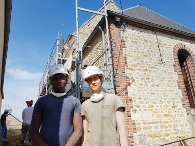 Modiba et Andréa, sur le chantier international Concordia de restauration de l'église du petit village des Authieux-du-Puits.