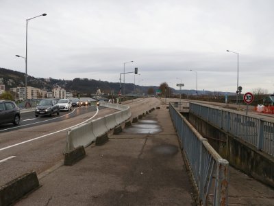 Entre les ponts Corneille et Mathilde à Rouen, la circulation est interdite sur la voie qui surplombe la trémie ferroviaire depuis mars 2019.