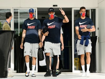 Les joueurs du PSG Layvin Kurzawa, Kylian Mbappé et Thilo Kehrer sortent de leur hôtel de Lisbonne pour se rendre à un entraînement à la veille du match contre Leipzig, le 17 août 2020 - FRANCK FIFE [AFP]