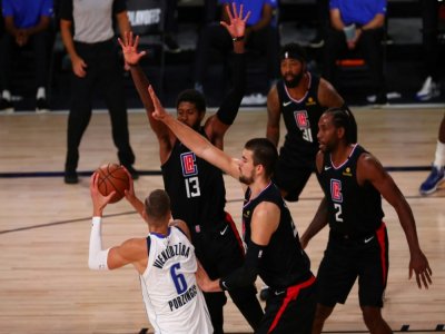 Ivica Zubac et Paul George (LA Clippers) défendent devant Kristaps Porzingis (Dallas Mavericks) lors du 1er tour des play-offs NBA, le 17 août 2020 à Orlando, en Floride - POOL [GETTY IMAGES NORTH AMERICA/AFP]