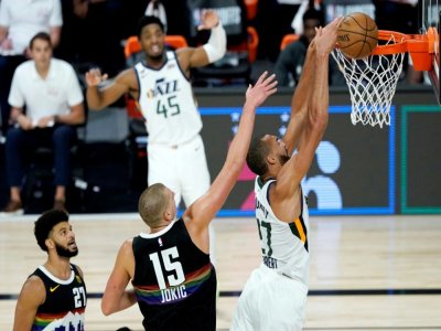 Rudy Gobert (Utah Jazz) manque un dunk sous la pression de Nikola Jokic (Denver Nuggets) lors du premier tour des play-offs NBA, le 17 août 2020 à Orlando, en Floride - POOL [GETTY IMAGES NORTH AMERICA/AFP]