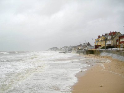 La plage de Courseulles-sur-Mer ne pourra plus accueillir de baigneurs pendant quelque temps.