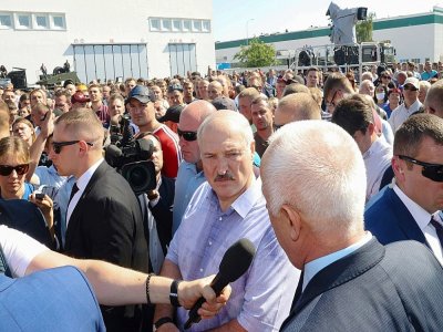 Le président du Belarus Alexandre Lukachenko visite une usine de tracteurs de Minsk le 17 août 2020 - Nikolay PETROV [BELTA/AFP]